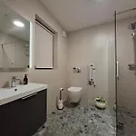 Coaches Corner - Modern Suite - Sleeps 3 - Flexible Beds - Parking - Near Town Appartamento
