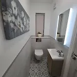 Апартаменты Coaches Corner - Modern Accessible Suite - Sleeps 3 - Flexible Beds - Parking - Near Town *