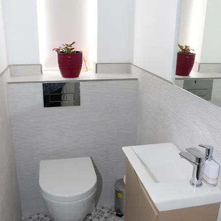 Apartment Coaches Corner - Relaxing Summer - Modern Accessible - Sleeps 3 - Near Town - Free Parking *