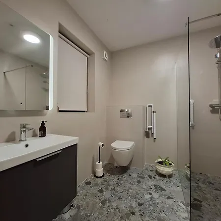 Coaches Corner - Relaxing Summer - Modern Accessible - Sleeps 3 - Near Town - Free Parking Apartment