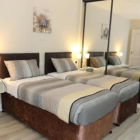 Coaches Corner - Modern Suite - Sleeps 3 - Flexible Beds - Parking - Near Town Appartamento Castleblayney