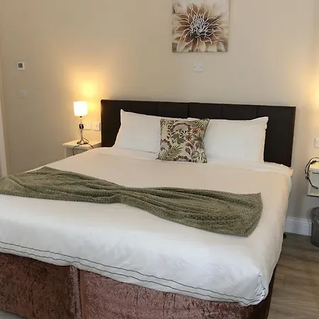 Apartment Coaches Corner - Relaxing Summer - Modern Accessible - Sleeps 3 - Near Town - Free Parking Castleblayney