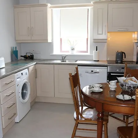 Apartment Coaches Corner - Relaxing Summer - Modern Accessible - Sleeps 3 - Near Town - Free Parking Castleblayney