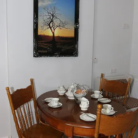 Coaches Corner - Relaxing Summer - Modern Accessible - Sleeps 3 - Near Town - Free Parking Apartment