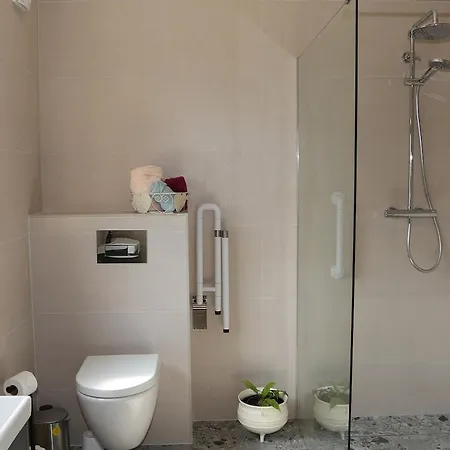 Апартаменты Coaches Corner - Accessible Self-catering Guest - 5 Minutes Drive From Town - Singles Or Super-king And Sofa Bed