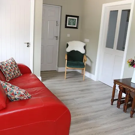 Coaches Corner - Modern Suite - Sleeps 3 - Flexible Beds - Parking - Near Town Castleblayney