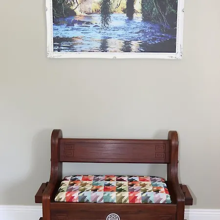 Coaches Corner - Relaxing Summer - Modern Accessible - Sleeps 3 - Near Town - Free Parking Apartment