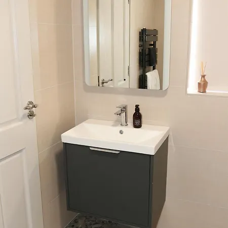 Coaches Corner - Relaxing Summer - Modern Accessible - Sleeps 3 - Near Town - Free Parking Apartment Castleblayney