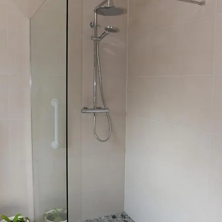 Coaches Corner - Relaxing Summer - Modern Accessible - Sleeps 3 - Near Town - Free Parking *
