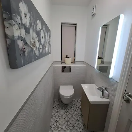 Apartment Coaches Corner - Relaxing Summer - Modern Accessible - Sleeps 3 - Near Town - Free Parking *