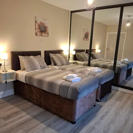 Apartment Coaches Corner - Relaxing Summer - Modern Accessible - Sleeps 3 - Near Town - Free Parking Castleblayney
