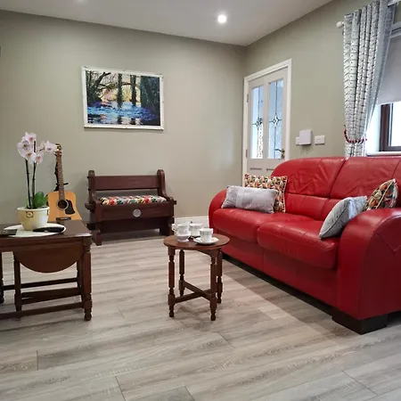 Apartment Coaches Corner - Relaxing Summer - Modern Accessible - Sleeps 3 - Near Town - Free Parking