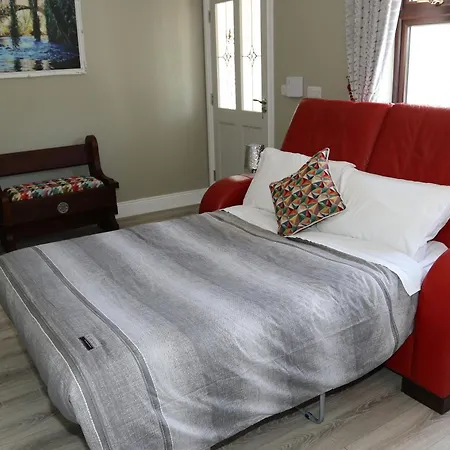 Coaches Corner - Relaxing Summer - Modern Accessible - Sleeps 3 - Near Town - Free Parking Apartment