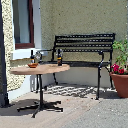 Apartment Coaches Corner - Relaxing Summer - Modern Accessible - Sleeps 3 - Near Town - Free Parking *