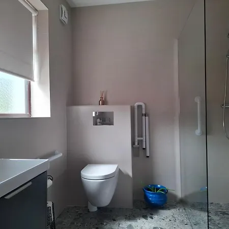 Coaches Corner - Relaxing Summer - Modern Accessible - Sleeps 3 - Near Town - Free Parking * Castleblayney