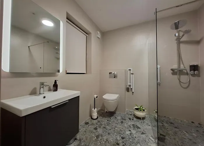 Coaches Corner - Accessible Guest - 5 Minutes Drive From Town - Singles Or Super-king & Double Sofa Bed 아파트