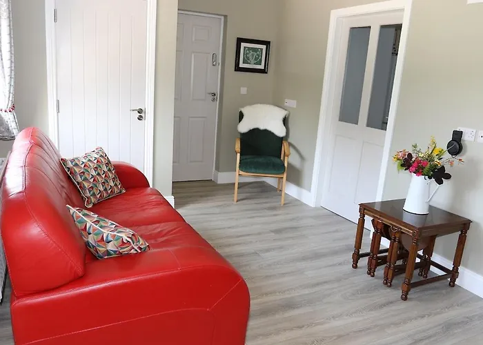 Coaches Corner - Accessible Guest - 5 Minutes Drive From Town - Singles Or Super-king & Double Sofa Bed 캐슬블레이니