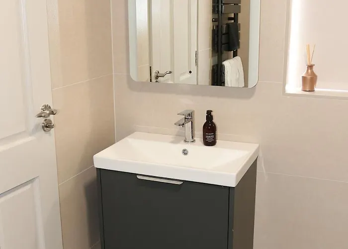 Coaches Corner - Accessible Guest - 5 Minutes Drive From Town - Singles Or Super-king & Double Sofa Bed Lägenhet Castleblayney